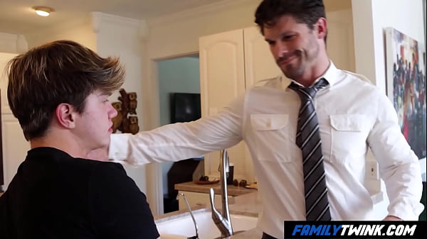 फ़ैमिलीट्विंक - हृष्ट-पुष्ट सौतेला पिता अपने ट्विंक सौतेले बेटे को कुचल देता है