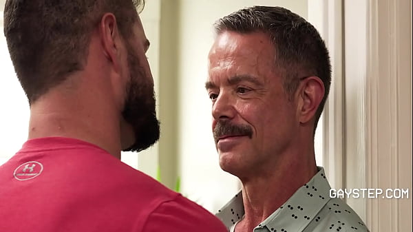 Controllare le nuove case con il patrigno | GayStep