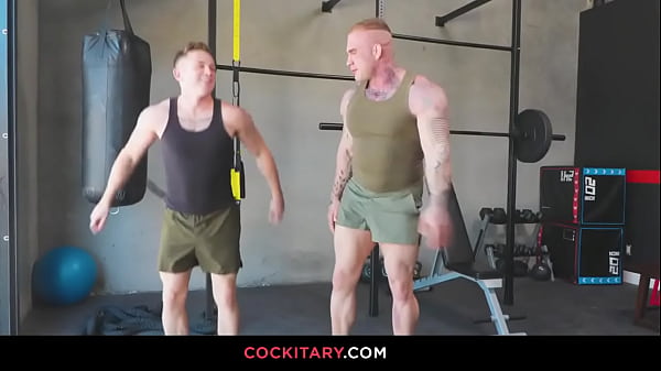 Davin Strong trapana il bottom boy, Andrew Delta'_s, in un buco