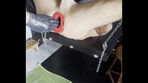 So wird Toms Arsch mit dem Schweineloch geweitet