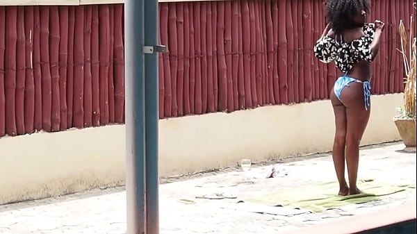 Horny Flower si fa pulire la piscina dalla piscina prima di scoparla e sborrarle sulla figa