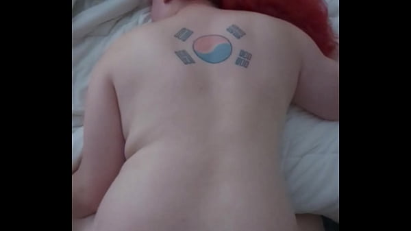 MtF asiatisch-amerikanische rothaarige Transfrau lutscht Schwanz und nimmt Anal-Creampie