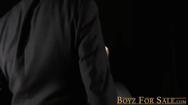 El viejo trajeado y Acirc_&nbsp_ Patriarca Smith le hicieron el estilo perrito al delgado Marcus Rivers en una sesión de penetración anal