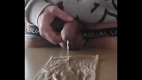 Tôi tiểu và thủ dâm bằng nước tiểu của mình, bi của tôi bị buộc bằng cà vạt,