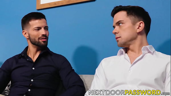 La muscolosa Dakota Payne ha fatto a Jock Casey Everett un perverso footjob prima di sbatterlo a pelo