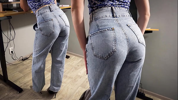 Secrétaire MILF En Jeans Taille Haute Taquine Son Beau Cul