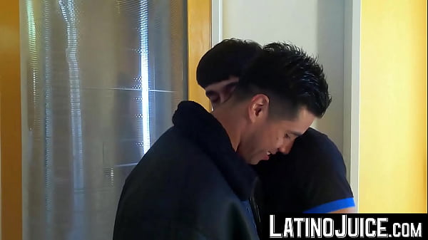 LatinoJuice.com - Francis &amp_ Gustavo - L'étalon latino Francis reçoit du sperme facial dégoulinant de Gustavo
