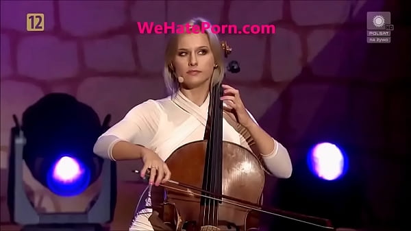 Violinistas muestran upskirt ups mientras tocan en vivo