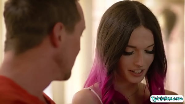 Ts Natalie Stone fa un pompino al fratellastro bigcock e fa sesso anale senza preservativo