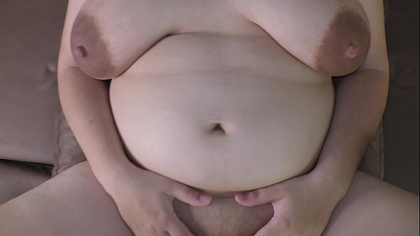 Belle-fille en chaleur BBW se fait baiser brutalement dans sa chatte rasée puis prend un énorme creampie de son beau-père ! - POV - Milky Mari