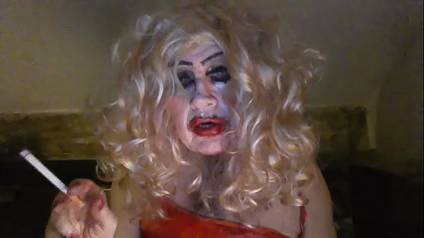 Desperate Sissy Fag Slut, Sarah, fume, enfonce un gros gode noir, se branle