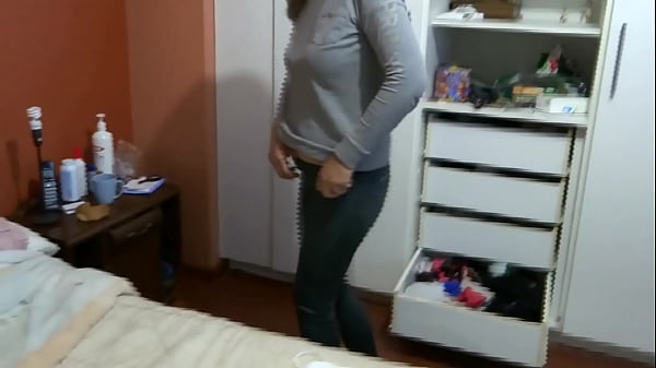 Adoro mettermi in mostra in lingerie mentre gli amici del mio figliastro mi registrano, mi fanno una sega e vengono davanti a me