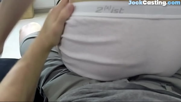 给新手口交后，坚固的顶部刘海铸造了他