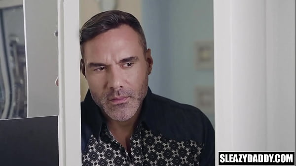 सौतेले पिता और सौतेला बेटा लंड और चुदाई की तुलना कर रहे हैं