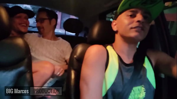 Der App-Fahrer wurde geil auf beide und ging hinunter, um sich mit ihnen anzulegen