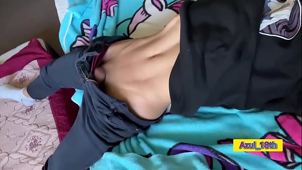 Ne approfitto per spogliarmi a casa di un mio amico durante le vacanze invernali.