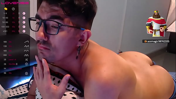 Ele mostra a língua para que eles possam, por favor, derramar todo o leite nele e seus gestos dizem tudo. ericklemeiux