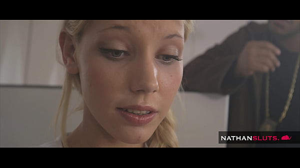 La chatte de la femme de chambre française innocente Kimber Delice est défoncée lors d'un entretien avec Hung Detective Jamaica - Teaser 4K