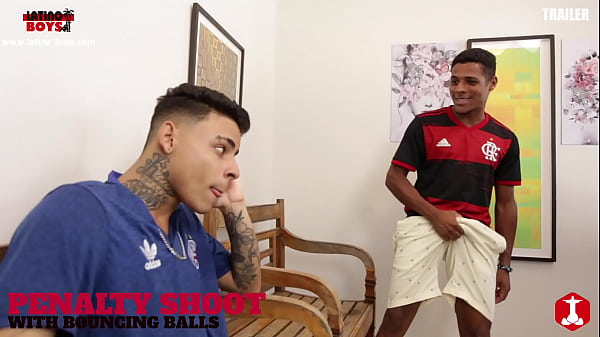 Tráiler de lanzamiento de penaltis con pelotas rebotantes