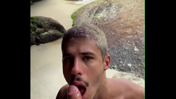 O hétero estava na praia e ficou agarrando no pau e olhando para mim, tive que ir ajudá-lo.