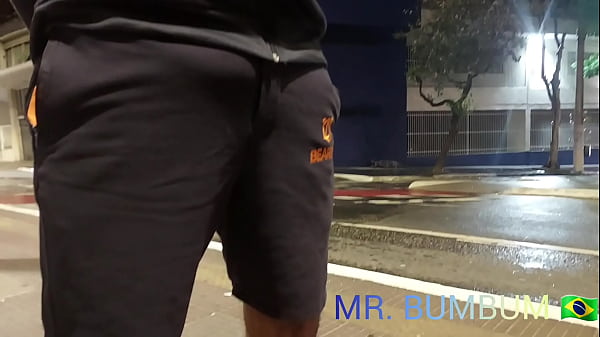 熊爸爸带着一根硬鸡巴在 &Ocirc_NIBUS 处带小母狗回家，并给了母狗一根鸡巴（完整的红色）