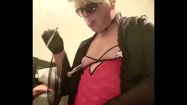 CD Nikki habillé en rouge et éjaculation