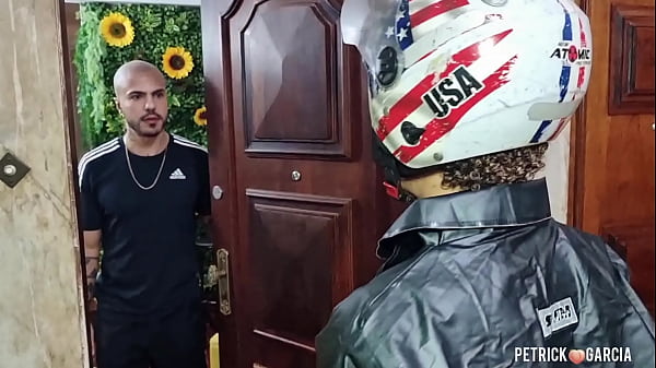 Người đưa thư bằng xe máy mềm đi và khách hàng mút và ngồi xuống (Henrique Donatto)