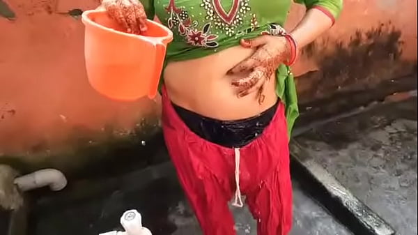Desi Village MILF Nangi Aurat beim Baden im Freien