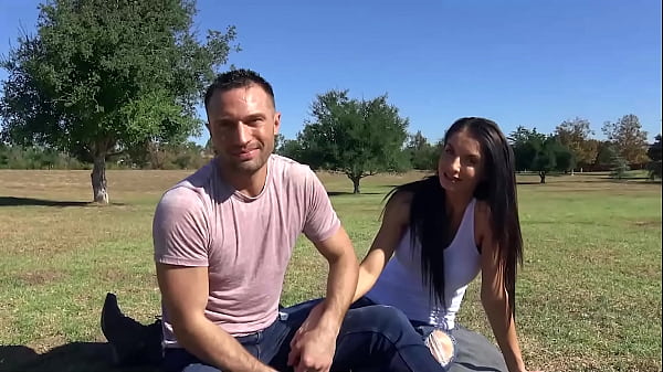 (Paul Wagner) ve a (Colby Tucker) con su novia, pero puede sentirlo. Se prepara para chupar una polla - Reality Dudes