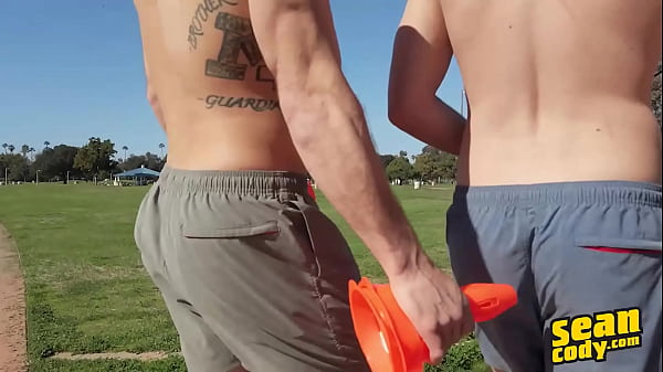 (Brysen) Strappa (Rowan) lo stretto buco del culo stando in piedi o seduto finché non schizza la sua sborra sul cassetto - Sean Cody