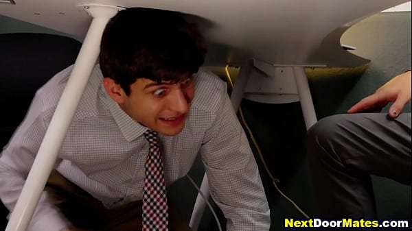 Schwarzer Chef fickt unartige Büroangestellte im Büro