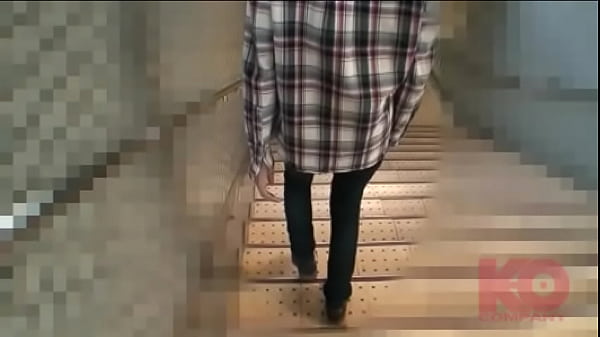 [Versão completa. está disponível apenas para adesão e liberação direta*1]. Um menino avistado na estação R. Ele começa a rastreá-lo perto de sua casa e tenta fazer contato com ele do assento ao lado dele...