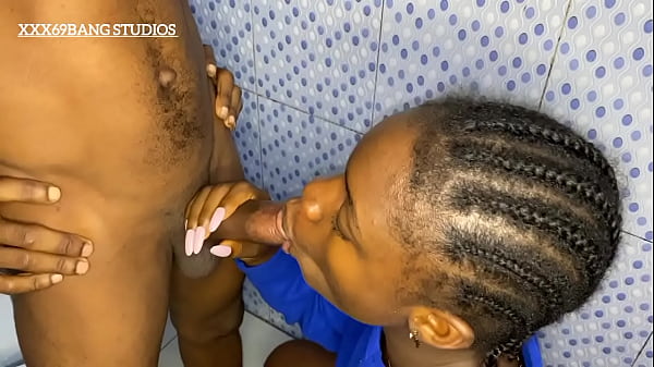 Attraktives junges Mädchen hat Spaß