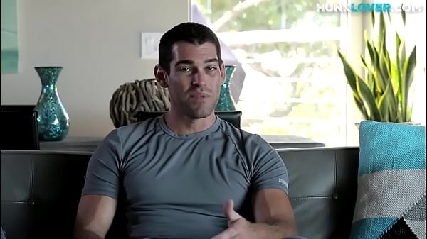 Sotto la doccia un robusto amatoriale si masturba dalla sua lunga lancia per lo sperma