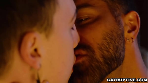 Adam Ramzi lecca Troye Jacobs e lo lega prima di scopargli il buco del culo