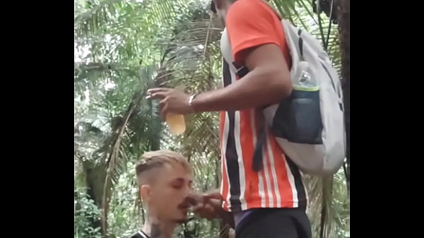 Hariel und Skatista S&atilde_o Paulino beim Knutschen