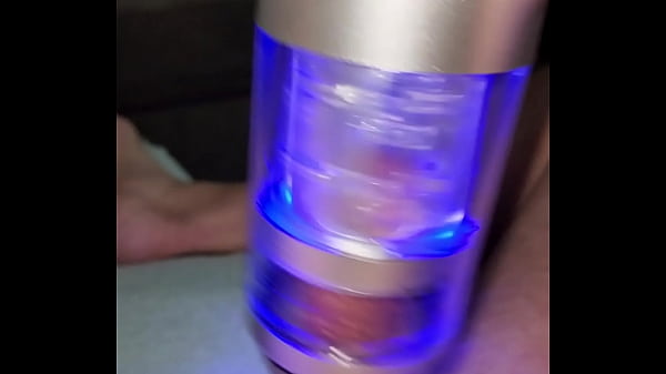 En El Sofá Con Un Juguete Nuevo Y Un Suave Trabajo Manual. 15 minutos de ribete