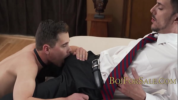 Se détendre et baiser son jouet de garçon après une dure journée de travail