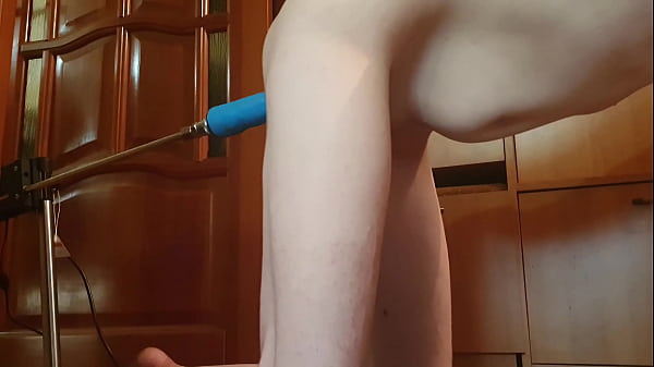 Sissy joue au cul avec une putain de machine