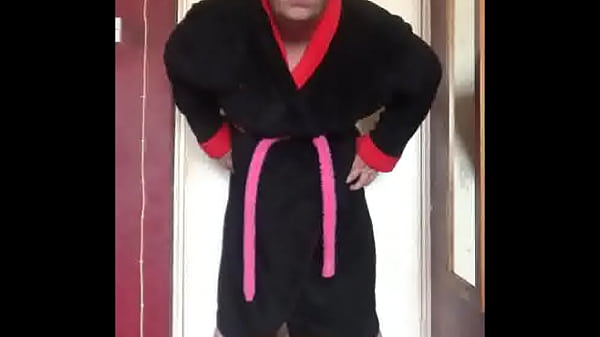 xin chào các bạn, tôi hy vọng các bạn thích xem tôi nuốt nước tiểu của chính mình vì tôi muốn nước tiểu của các bạn