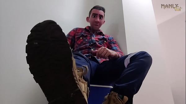 STEP GAY DAD - MANGER DU CAOUTCHOUC ! - HOT DILF STEPUNCLE A EU UNE MAUVAISE JOURNÉE &amp_ VEUT QUE VOUS MANGER &amp_ LÉCHER SES BOTTES !