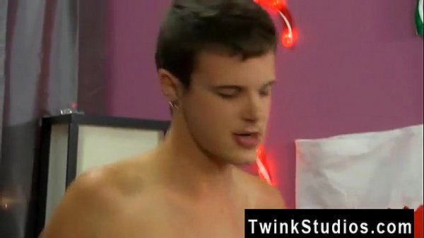 亚洲男同性恋者瑞恩·夏普 (Ryan Sharp) 射精的照片在他射精时并没有引起性欲