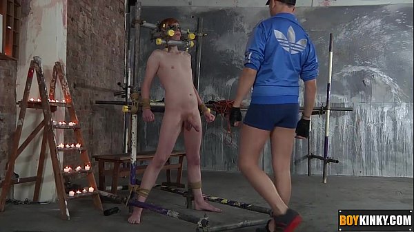 Deacon bespritzt seinen Körper und seinen großen harten Schwanz mit heißem Wachs