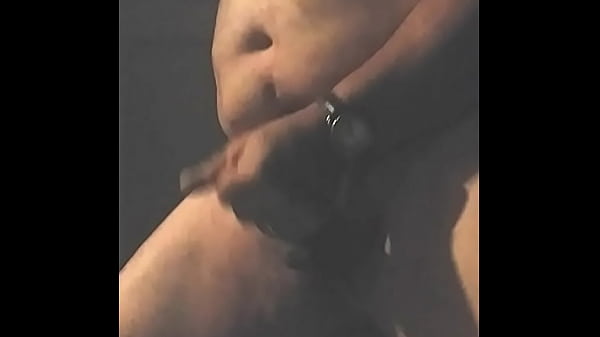 Guida nuda (al buio) e masturbazione nel vialetto anteriore