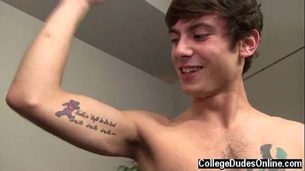 Schwule, gut bestückte, extreme Blowjobs. Beide scheinen diese Pose zu genießen