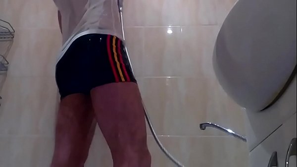 Maxim Smirnov. Mastrubazione nel bagno. Videocasalingo