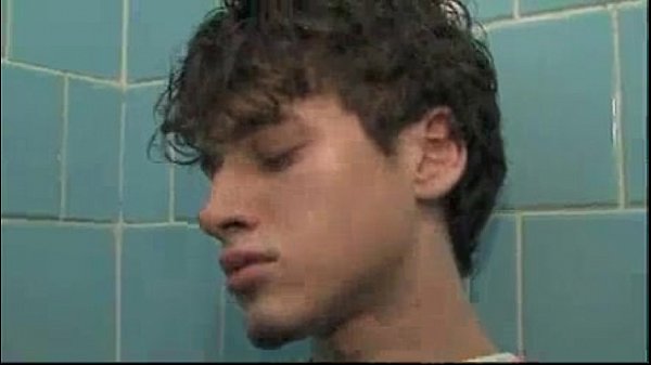 Junge Jungs machen im Badezimmer rum