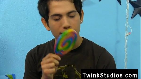 Homens nus Giovanni Lovell está bisbilhotando o quarto de Conner Bradley para